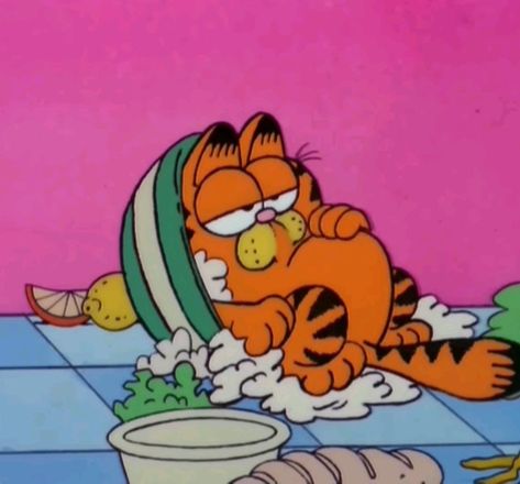 Garfield And Friends, Happy Thanksgiving Friends, Garfield Wallpaper, Fat Orange Cat, Thanksgiving Friends, Garfield Pictures, Garfield Images, Garfield The Cat, Funny Orange