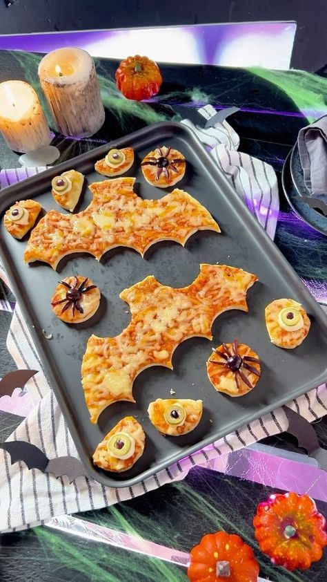 Diy Halloween Pizza, Halloween Pizza Party, Halloween Cibo, Halloween Meatloaf, Halloween Pizzas, Iceland Foods, Halloween Pies, Pizza Halloween, Frog Halloween