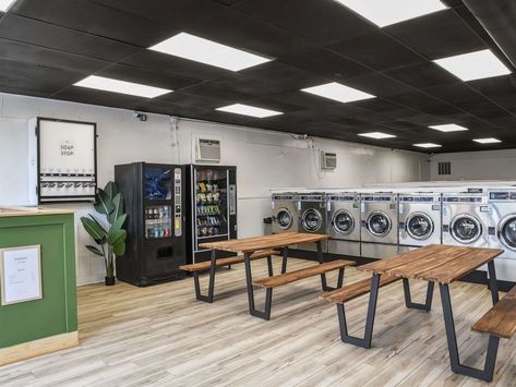 Cute Laundry Mat, Cool Laundromat Ideas, Laundrymat Design Ideas, Public Laundry Room Design, Communal Laundry Room, Cool Laundromat, Laundromat Renovation, Fancy Laundromat, Commercial Laundry Room Design