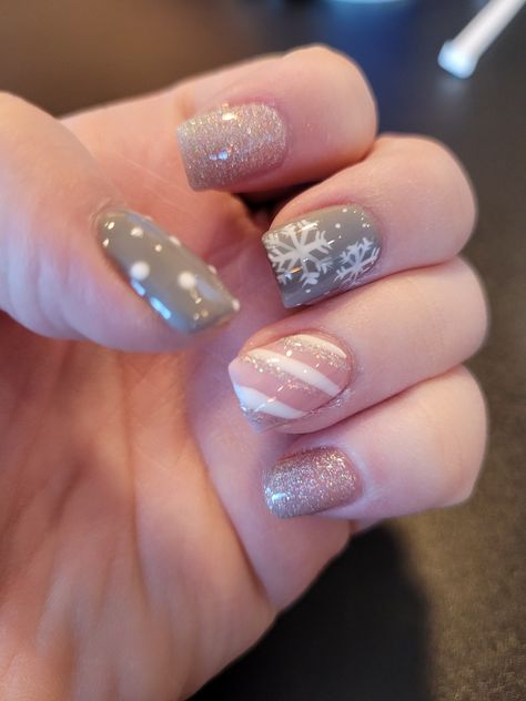 Pink And Grey Christmas Nails, Winter Nails Gray, Nail Designs Grey, Pink And Gray Nails, Pink And Glitter Nails, Grey Christmas Nails, Winter Nail Trends, Christmas Nails Winter, January Nail Designs