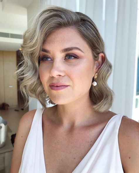 Mob Hair, Wedding Hairdos, Short Bridal Hair, Formal Hairstyles For Short Hair, Wedding Hairstyles For Short Hair, Short Hair Bride, Short Hair Waves, Bridesmaid Hair Makeup, How To Curl Short Hair