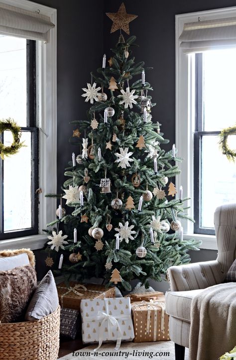 Nordic Christmas Decorations, Unlit Christmas Trees, Scandinavian Christmas Trees, Christmas Tree Inspo, Alternative Christmas, Alternative Christmas Tree, Scandi Christmas, Christmas Tree Toy, Nordic Christmas