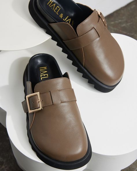 Clogs, mules, slides. Whatever you want to call them, they are an interseasonal shoe we are thrilled to see trending again! 🖤 Mens Slippers Fashion Style, Mules Outfit, Gents Shoes, Leather Slippers For Men, Mens Leather Sandals, Shoes Photography, Best Shoes For Men, Pink Accessories, Boys Swimwear