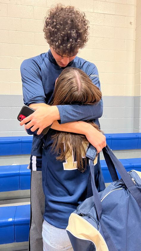 Volleyball Girlfriend Boyfriends, Supportive Basketball Girlfriend, Basketball With Girlfriend, Basketball Boyfriend Aesthetic, Volleyball Couple Goals, Short Girlfriend Tall Boyfriend Couples, Basketball Couple Aesthetic, Short And Tall Couples, Volleyball Couple