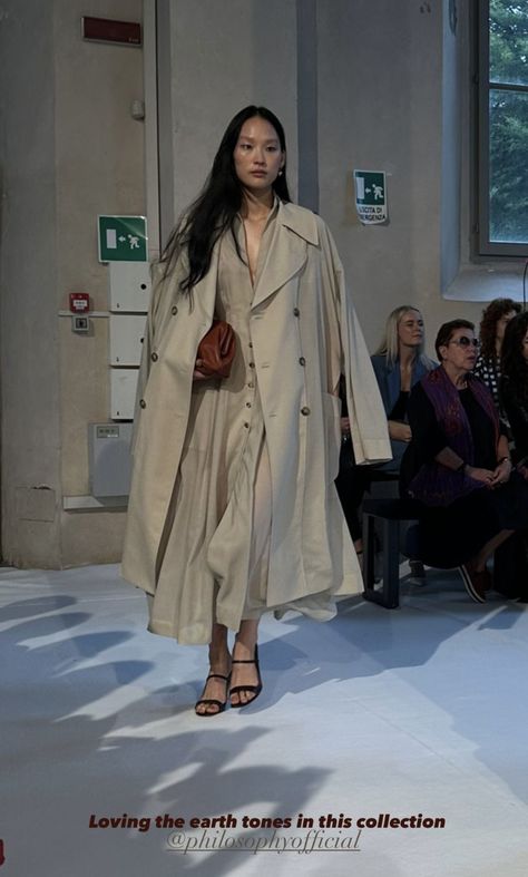 Trench Coat Runway, Coat Runway, City Summer Outfits, Fashion Gone Rouge, Curated Outfit, Spring Outfits Dresses, Runway Outfits, Corporate Attire, Smart Outfit