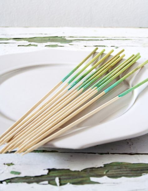 47 Crafts to Make with Skewers, Straws and Popsicle Sticks – Tip Junkie Party Skewers, Skewer Crafts, Backyard Bbq Food, Kabob Sticks, Wooden Skewers, Backyard Bbq Party, Diy Bbq, Diy Ombre, Food Projects