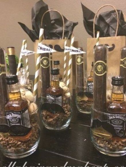 Christmas For Adults, Festa Jack Daniels, Diy Gifts For Christmas, Christmas Party Ideas For Teens, Liquor Gifts, Adult Christmas Party, Presente Diy, Party Favors For Adults, Bachelor Party Gifts