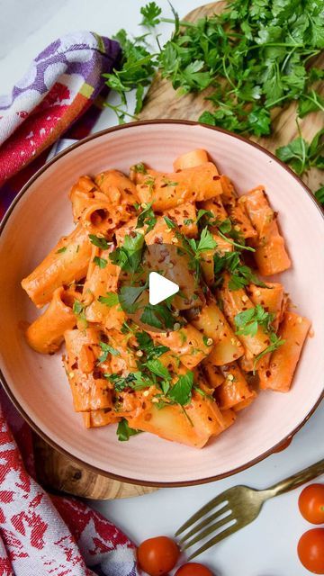 Daisy 👩🏼‍🍳 on Instagram: "£1 DINNER - Ep. 1 : Spicy Tomato Pasta 🍝🌶. Comment below what you want to see next! 🥰
~
INGREDIENTS (serves 2):
🍅 150g dried pasta
🍅 1/2 onion 
🍅 2tbsp tomato purée 
🍅 2tsp paprika 
🍅 1tsp chilli flakes 
🍅 2tsp garlic powder
🍅 2tbsp cream cheese
🍅 salt and pepper
🍅 handful of parmesan 
🍅 fresh parsley 
~
METHOD:
🍅 boil pasta according to packet instructions. 
🍅 finely chopped & sauté onion until soft. 
🍅 add in 2tbsp tomato purée, followed by the seasonings. 
🍅 add in cream cheese, followed by pasta water to loosen the sauce. 
🍅 add in parmesan, cooked pasta & fresh parsley! Serve & enjoy! 
~
#pasta#easyrecipe#cheaprecipe#studentfood#recipes#cooking#budgetfriendly#budgetfriendlymeals" Spicy Tomato Pasta, Dried Pasta, Pasta Fresh, Food Fest, Cooked Pasta, Pasta Water, Drying Pasta, Tomato Pasta, Chilli Flakes