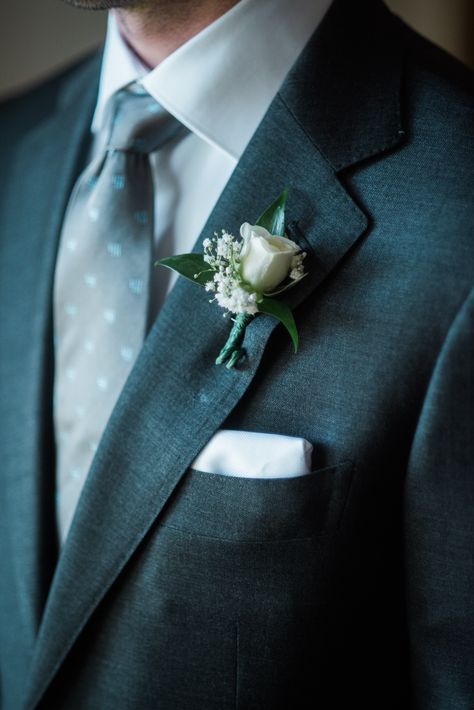 Mothers Boutonniere Wedding, Small Rose Boutonniere, Rose Bud Boutonniere, Best Man Boutonniere, Father Boutonniere Wedding, Boutinere Ideas Groomsmen White, Small Boutonniere Wedding, Small Bouteniers, Groom Buttoniere Wedding