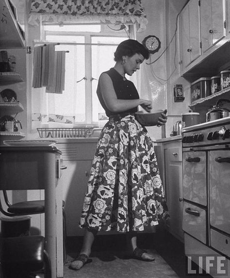 vintage everyday: Vintage Housewives – 32 Lovely Photos Show Young Women Working Housework in the 1940s-50s Vintage Housewife, Retro Housewife, Career Girl, Look Retro, Fashion Goals, Domestic Goddess, Retro Mode, Foto Vintage, Vintage Mode