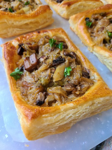 Pretty Puff Pastry, Savoury Puff Pastry Tart, Puff Pastry Savory, Puff Pastry Dinner, Puff Pastry Recipes Dinner, Recipes Using Puff Pastry, Puff Pastry Snacks, Using Puff Pastry, Puff Pastry Recipes Savory