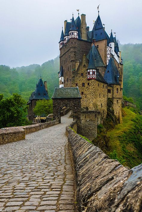 Eltz Castle, Bodiam Castle, Castle Germany, Castle Home, Chateau Medieval, Old Castle, Castle Aesthetic, European Castles, Castle Tower