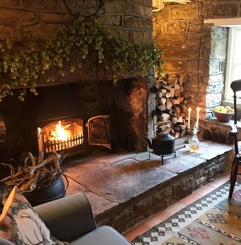 Salons Cottage, Drawing Rooms, Casa Vintage, Dream Cottage, Stone Fireplace, Close Image, A Living Room, Cottage Homes, A Fire