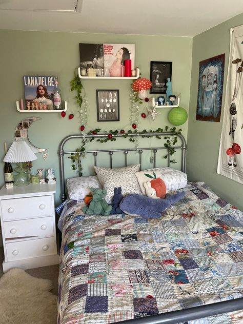 Twee Room Aesthetic, 1950s Bedroom Aesthetic, Twee Room, Grandma Bedroom, Dorm Room Inspiration, Dreamy Room, Dream Room Inspiration, Room Makeover Bedroom, Room Makeover Inspiration