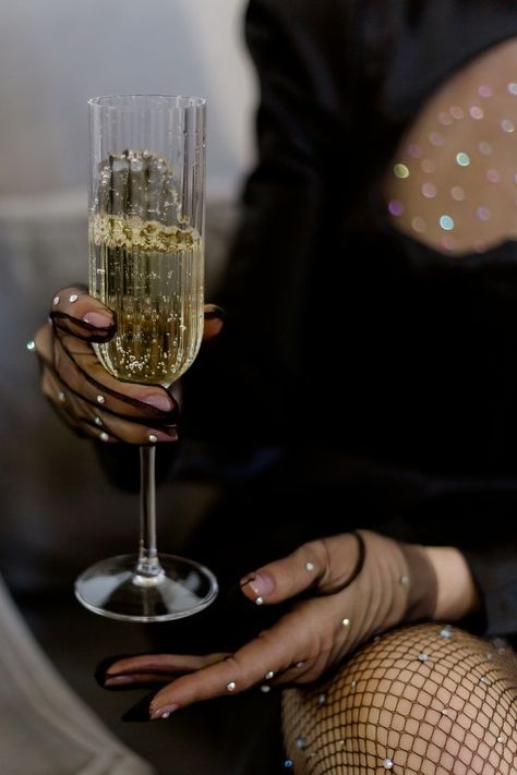 New Year Photoshoot, Best Champagne, Christmas Shoot, Glam Photoshoot, Woman Wine, Dark Feminine Aesthetic, Luxe Life, Stil Inspiration, Feminine Aesthetic