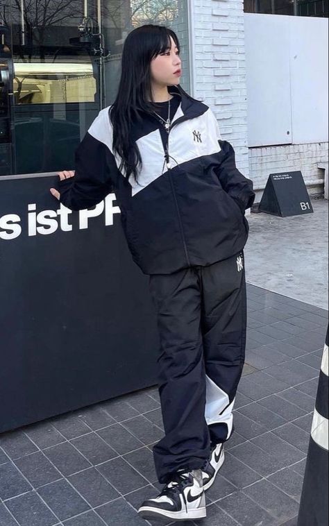 ⿻ streetstyle aesthetic ; black and white ; casual ; sports // 『𝑐𝑟𝑒𝑑𝑖𝑡𝑠 𝑙𝑖𝑛𝑘𝑒𝑑』 ig: h_eeny Kpop Shifting Airport Fashion, Casual Streetwear Women, Sports Jacket Outfit, Sporty Casual Outfits, Casual Sporty Outfits, Streetstyle Aesthetic, Boyish Outfits, Aesthetic Black And White, Mode Ulzzang