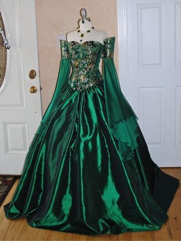 Victorian Ball Gowns | Victorian Dressesi want this lots dress if nutin asejm Ball Gowns Victorian, Victorian Ball Gowns, Gaun Abad Pertengahan, Medieval Gown, 파티 드레스, Fantasy Dresses, Old Dresses, Medieval Dress, Vintage Gowns