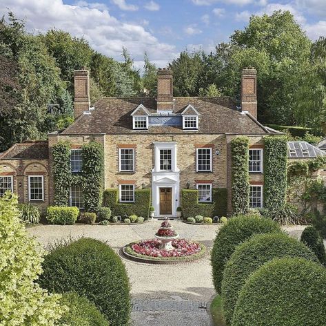 EUROPEAN ANTIQUES on Instagram: “A charming Q U E E N Anne-style country house in Cambridge⁠ via @prosperiarchitecture⁠ *⁠ *⁠ *⁠ #prosperiarchitecture #interior #landscape…” Country Estate Homes England, Home European Style, New England Style Home Interior, Manor Style Homes, Antique House Exterior, England House Aesthetic, Gothic Lighthouse, English Manor Houses Country Estate, Country House Uk