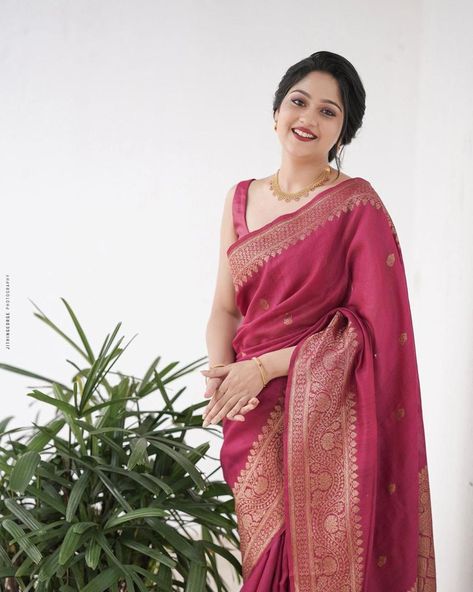 new classic exclusive saree dm my whatssapp no.9979568064 Dark Pink Saree, Kerala Engagement Dress, Dark Pink Blouse, Engagement Saree, Formal Saree, Saree Wearing Styles, Simple Saree Designs, Fancy Sarees Party Wear, Indian Saree Blouses Designs