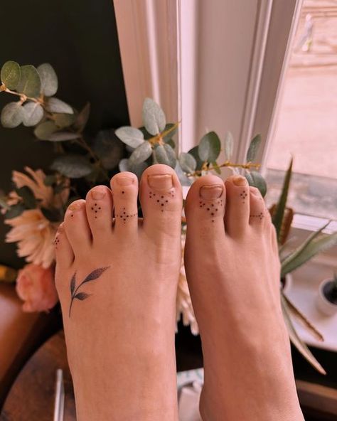 Dotwork Stick And Poke, Fine Line Feet Tattoos, Small Toe Tattoos, Stick Poke Tattoo Ideas, Fine Line Foot Tattoo, Big Toe Tattoo, Stick N Poke Tattoos, Toe Tattoo, Small Foot Tattoos