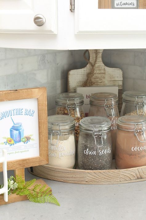 Smoothie bar and other simple summer decor ideas. / #summerdecor #smoothiebar #whitekitchen #kitchendecor Summer Kitchen Ideas, Wall Decor Bedroom Aesthetic, Wallpaper Bedroom Wall, Dorm Decorations Wall, Aesthetic Bedroom Design, Kaffe Bar, Diy Kitchen Hacks, Diy Smoothies, Decor Bedroom Aesthetic