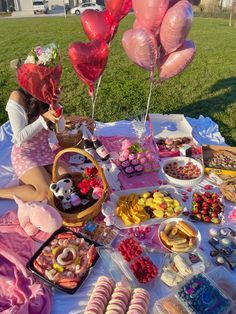 Picnic Date Food, Cozy Seating Area, Picnic Birthday Party, Picnic Inspiration, Picnic Decorations, Cute Birthday Ideas, Galentines Party, Cute Date Ideas, Picnic Birthday