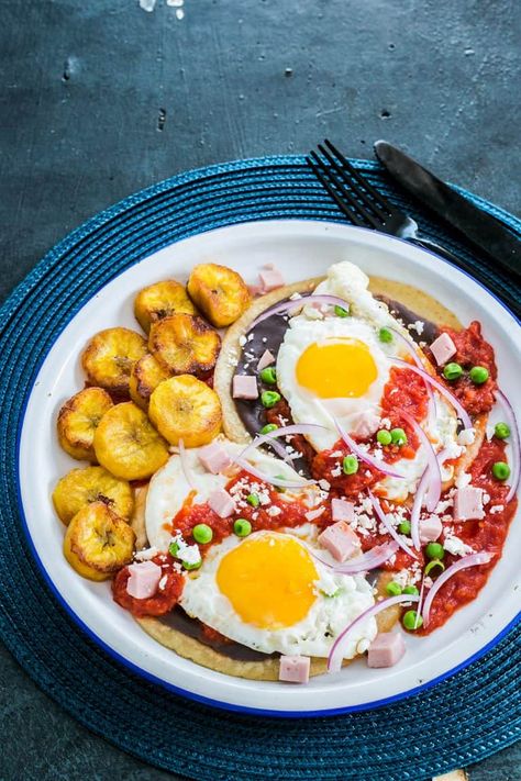 Huevos Motuleños. The authentic recipe. Mashed Beans, Fulfilling Breakfast, Traditional Mexican Breakfast, Habanero Chili, Fried Beans, Mexican Breakfast Recipes, Raw Banana, Mexican Breakfast, Eggs Breakfast