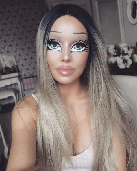 Drag Queen Matte Is Behind the Bratz-Inspired Makeup All Over Instagram Doll Makeup Halloween, Maquillage Halloween Simple, Bratz Doll Makeup, Makeup Clown, Fantasy Make-up, Halloween Make-up Looks, Drag Make-up, Creepy Halloween Makeup, Cool Halloween Makeup