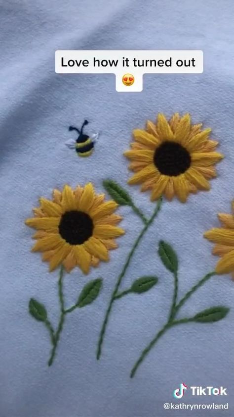 Embroidery Stitches Sunflower, Embroidery Pattern Sunflower, Easy Aesthetic Embroidery Ideas, Simple Sunflower Embroidery, Sunflower Stitch Embroidery, Easy Sunflower Embroidery, Embroidered Sunflowers Diy, Sunflower Embroidery Designs, Embroidery Sunflower Tutorial