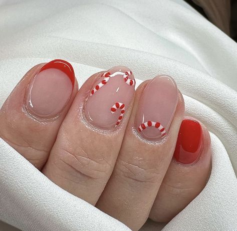 Chrimbo Nails, Candy Cain Nails, Candy Cane Nails Short, Red Accent Nails, Christmas Gel Manicure, Candy Cane Nail Designs, Candy Cane Christmas Nails, Candy Cane Nail Art, Candy Cane Nail