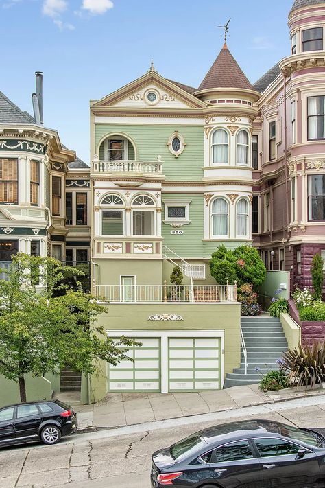 Alamo Square, Queen Anne Victorian, Cute House, Sims House, Jena, Pretty House, Beautiful Buildings, Queen Anne, Green Aesthetic