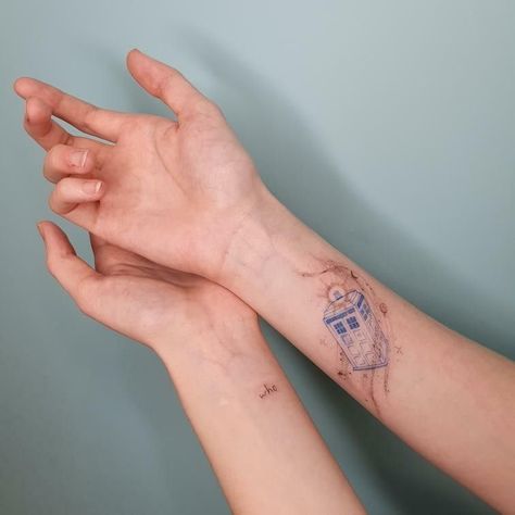 Minimalist Doctor Who Tattoo, Doctor Who Tardis Tattoo, Small Tardis Tattoo, Doctor Who Tattoo Ideas, Tattoo Doctor, Dr Who Tattoo, Tardis Tattoo, Doctor Who Tattoo, Doctor Tattoo