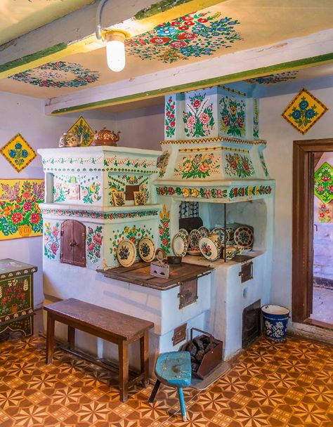 Traditional kachelofen in Zalipie, Poland. Poland Interior Design, Polish Painted Houses, Zalipie Poland Folk Art, Poland Folk Art, Slavic Kitchen, Zalipie Poland, Folk Kitchen, Slavic Folk Art, Folk Art Kitchen