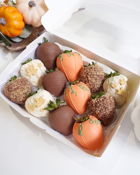 Fall is here 🍂 Can’t think of a better way to enjoy your pumpkin spice latte with anything else but these Autumn-inspired chocolate-covered strawberries! ☕️ DM to order. ✨ fully customizable, with or without nuts! 🍁 . . . #vancouver #vancouvereats #vancouvertreats #yvreats #vancouverfoodie #vancityfoodie #chocolatecoveredstrawberries #yvrstrawberries #yvrsweets #giftideas #vancouvergifts #dippedstrawberries #dippedfruit #chocoberries Fall Covered Strawberries, Chocolate Covered Strawberries For Thanksgiving, Acorn Chocolate Covered Strawberries, Thanksgiving Themed Chocolate Covered Strawberries, Chocolate Covered Strawberries Thanksgiving Theme, Fall Chocolate Strawberries, Thanksgiving Chocolate Covered Strawberries, Thanksgiving Chocolate Covered Treats, Thanksgiving Chocolate Strawberries