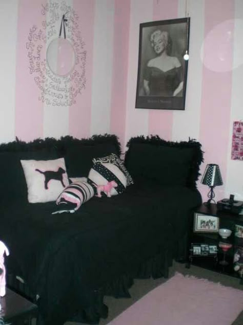 Nothings wrong with Marilyn Monroe & V.S Victoria Secret Bedroom, College Apartment Bedroom, Secret Bedroom, 2000s Room, College Bedroom Apartment, Secret Closet, Secret Room, Pink Room Decor, Closet Decor