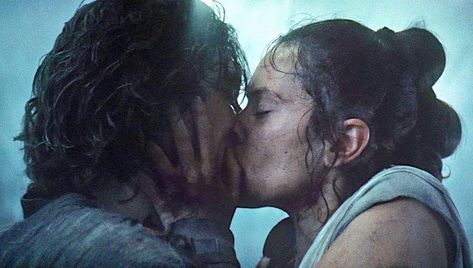 Reylo kiss!!!! 😍❤️ Netflix Codes, Kylo Ren And Rey, Real Madrid Football, Star Wars Love, Rey Star Wars, Daisy Ridley, Social Trends, Star Wars Ships, Pinturas Disney