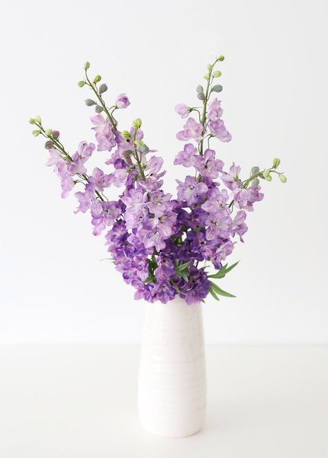 Lavender Floral Arrangements, Larkspur Flowers, Tall Flower Arrangements, Flower Aesthetics, Tato Suku, Flowers And Vases, Larkspur Flower, Delphinium Flowers, Light Purple Flowers