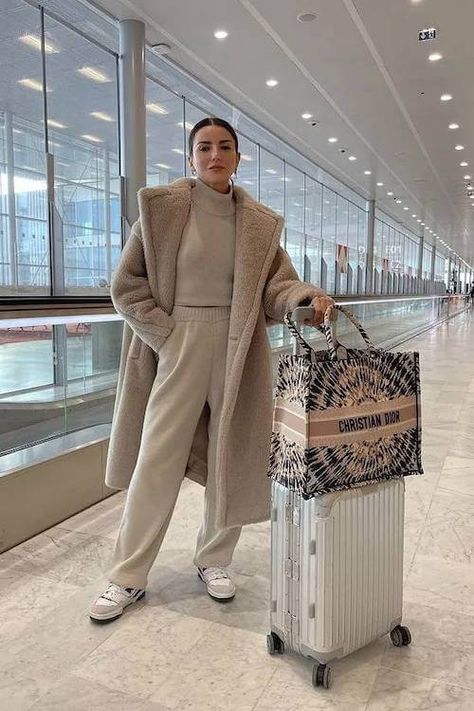 30+ Comfy Chic Fall Winter Airport Outfit Ideas to Elevate Your Travel Winter Outfit Airport, Airport Travel Style, Plane Outfit Airport Style Comfy, Airport Style Comfy, Comfy Cute Airport Outfit, Plane Outfit Airport Style, Winter Airport Outfit, Winter Travel Wardrobe, Winter Airport