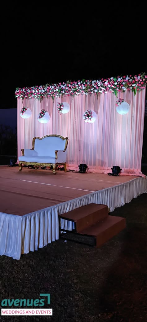 Photo Background Decoration, Marriage Event Decor, New Stage Decorations, Engejment Decoration At Home, Engagement Photos Decoration, Bridal Stage Decoration Wedding Ideas, Engejment Decorations, Wedding Stage Backdrop Receptions, Simple Wedding Stage Decorations Indian