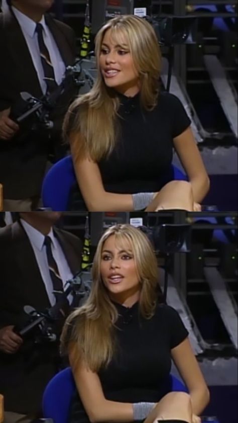 Highlights 90s Hair, Sofia Vergara In The 90s Aesthetic, Sofia Vergara In The 90s Hair Color, Blonde Highlights Olive Skin, Jessica Alba Hair 90s, Sofia Vergara Blonde Hair, 90s Beauty Aesthetic, Sofia Vergara Hair 90s, Sophia Vergara 90s