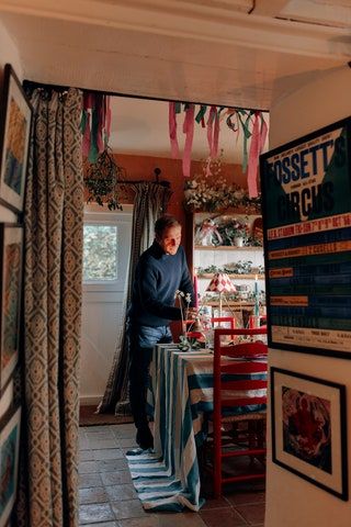 English Country Christmas Decor, Houses Decorated For Christmas, English Study Room, English Cottage Christmas, Small English Cottage, Amanda Brooks, Bobbin Chair, English Country House Style, Bohemian Homes