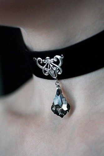 Kalung Choker, Gaun Abad Pertengahan, Yennefer Of Vengerberg, Gothic Chokers, Magical Jewelry, Fantasy Jewelry, Gothic Jewelry, Yohji Yamamoto, Goth Fashion