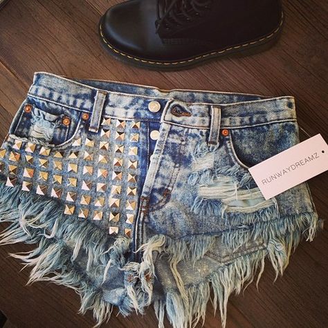 shorts <3 Studded Shorts, Studded Jeans, Kesha, Mötley Crüe, Stockholm Fashion, Style Streetwear, Dream Clothes, Fashion Killa, Cute Fashion