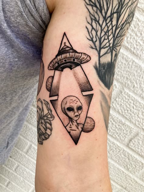 @alx_uue on insta Trippy Alien Tattoo Ideas, Alien Ufo Tattoo, Techno Tattoo Ideas, Alien Tattoo Design, Trippy Tattoo Designs, Techno Tattoo, Tattoo Alien, Alien Tattoos, Medusa Drawing