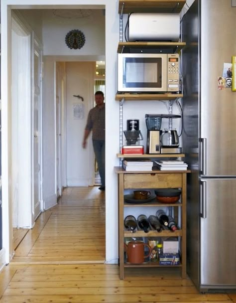 Small Apartment Solutions, Classy Kitchen, Rental Kitchen, Small Apartment Kitchen, Small Kitchen Organization, Shelving Ideas, Decor Ikea, Apartment Organization, Kitchen Solutions