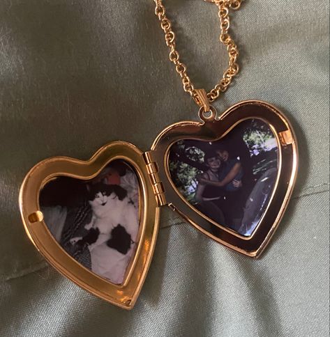 Locket Necklace Photo, Gold Heart Locket Necklace Vintage, Heart Locket Picture, Things To Put In A Locket, Vintage Locket Aesthetic, Vintage Gold Heart Locket, Locket Picture Ideas, Heart Locket Aesthetic, Locket Necklace Aesthetic