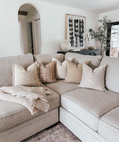 Beige Couch Living Room Pop Of Color, Light Beige Couch Living Room Ideas, Cream Couch Pillow Ideas, Neutral Living Room Throw Pillows, Tan Couch Pillows, Beige Couch Pillow Ideas, Couch Pillows Ideas, Apartment Decor Bathroom, Beige Couch Pillows