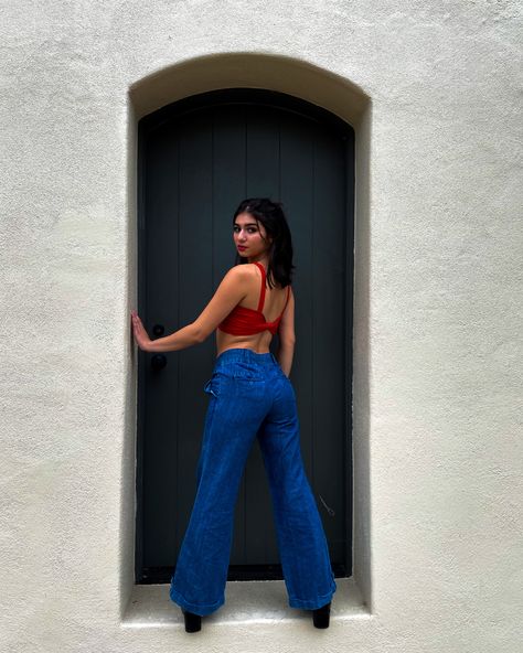 Framing photoshoot ideas photography inspo blue flared jeans red crop top Poses In Flared Jeans, Crop Top Photoshoot Ideas, Doorway Poses, Photoshoot Ideas Photography, Blue Flared Jeans, Bday Photoshoot, Girls Portrait, Outdoor Portrait Photography, Outdoor Portrait