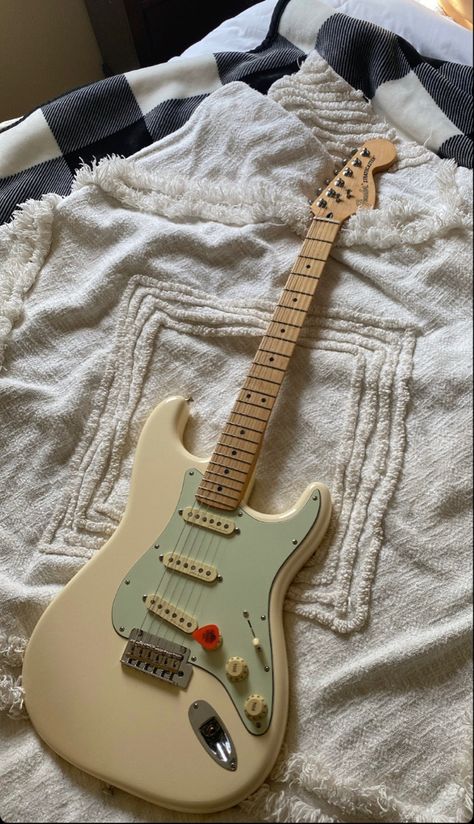 Electric Guitar Fender Stratocaster, Navy Blue Electric Guitar, Stratocaster Guitar Aesthetic, Olympic White Stratocaster, Fender Stratocaster Aesthetic, Fender Stratocaster Wallpaper, Stratocaster Aesthetic, Cute Electric Guitar, Eletric Gutair