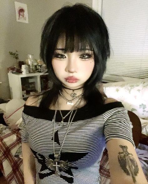 Wolfcut Black Hair, Black Hair Asian, Egirl Icons, Asian Grunge, Jellyfish Cut, Grunge Alternative Fashion, Jellyfish Haircut, Hair Asian, Japanese Y2k